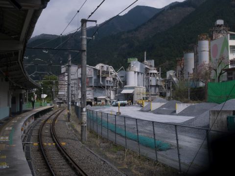 奥多摩駅と奥多摩工業